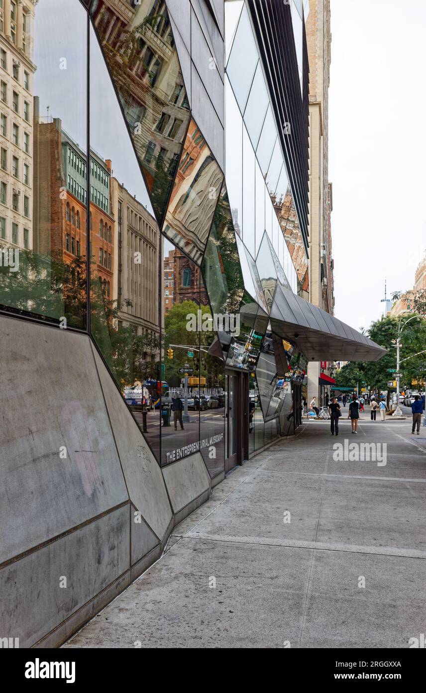 Greenwich Village: Baumkronen, das New School University Center, ein mit Glas und Metall verkleidetes Hochhaus an der 63 Fifth Avenue. Stockfoto