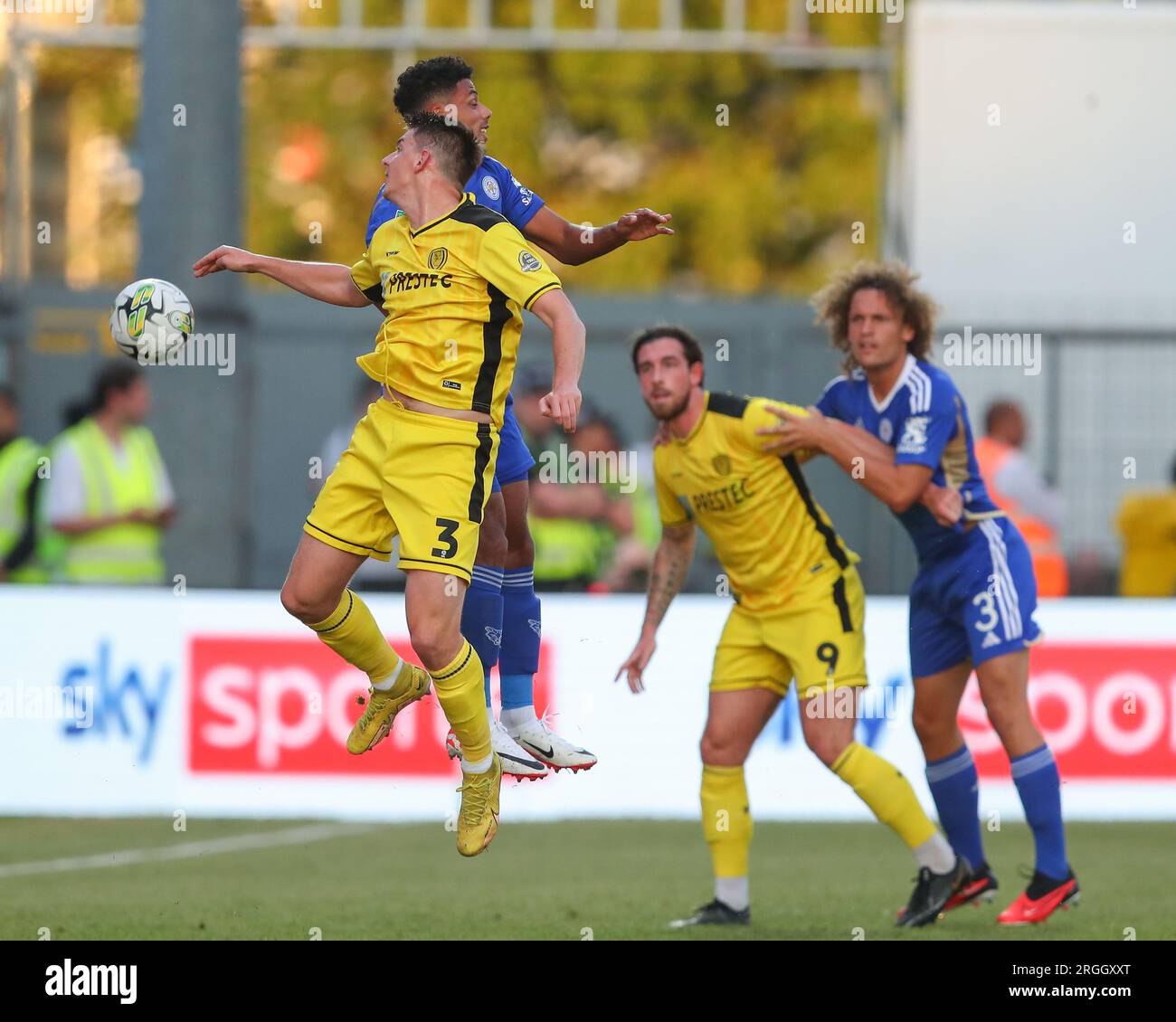 Burton Upon Trent, Großbritannien. 09. Aug. 2023. Steve Seddon #3 von Burton Albion und James Justin #2 von Leicester City kämpfen um den Ball während des Carabao Cup-Spiels Burton Albion vs Leicester City im Pirelli Stadium, Burton Upon Trent, Großbritannien, 9. August 2023 (Foto von Gareth Evans/News Images) in Burton Upon Trent, Vereinigtes Königreich am 8/9/2023. (Foto: Gareth Evans/News Images/Sipa USA) Guthaben: SIPA USA/Alamy Live News Stockfoto