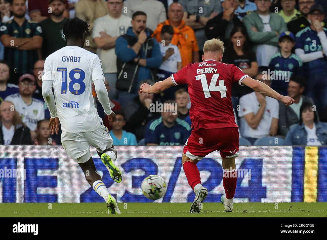 Taylor Perry #14 von Shrewsbury Town schießt und schießt beim Carabao Cup-Spiel Leeds United vs Shrewsbury Town in Elland Road, Leeds, Großbritannien, 9. August 2023 ein Tor, um es 0-1 zu schaffen (Foto von James Heaton/News Images) Stockfoto