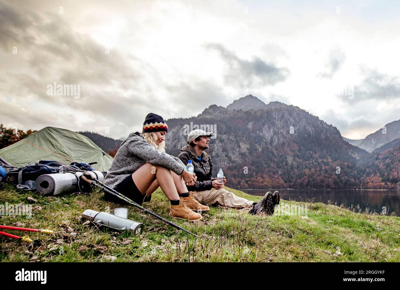 Junges Paar an Lager neben Bergen ruhen Stockfoto