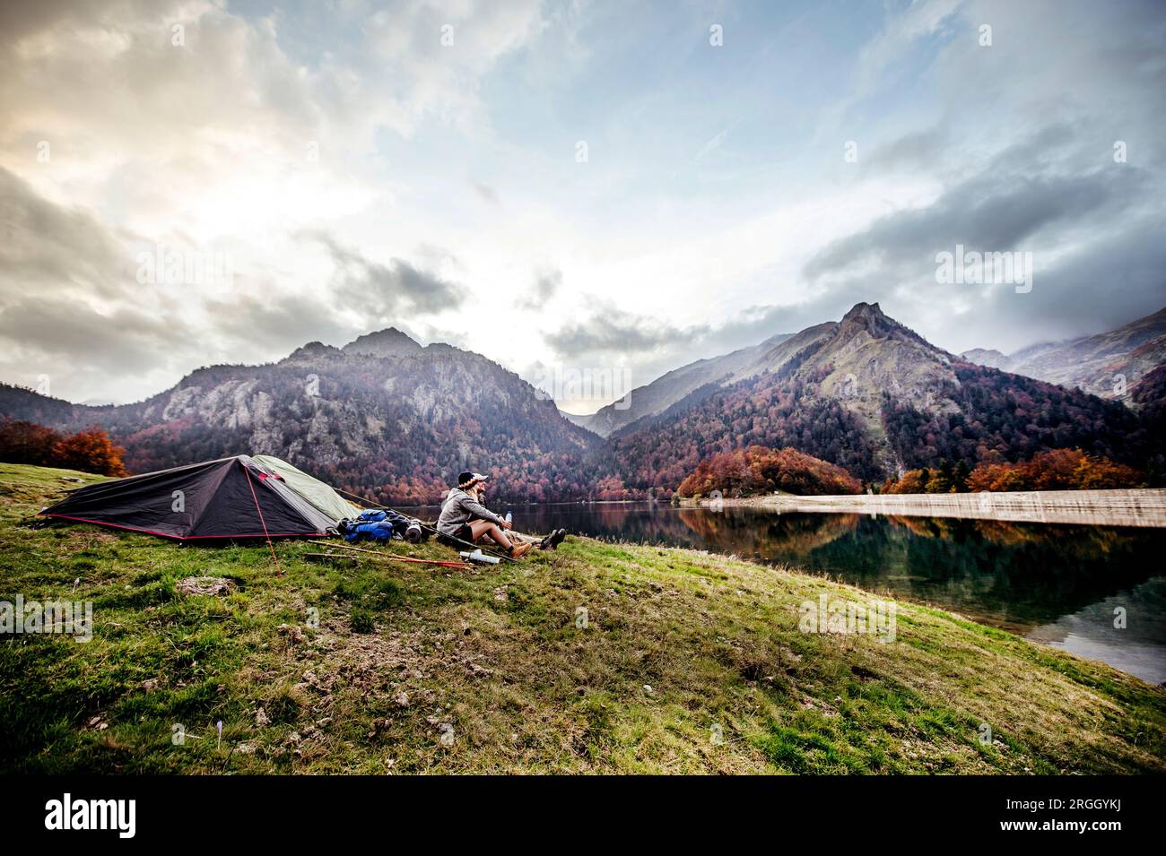 Junges Paar an Lager neben Bergen ruhen Stockfoto