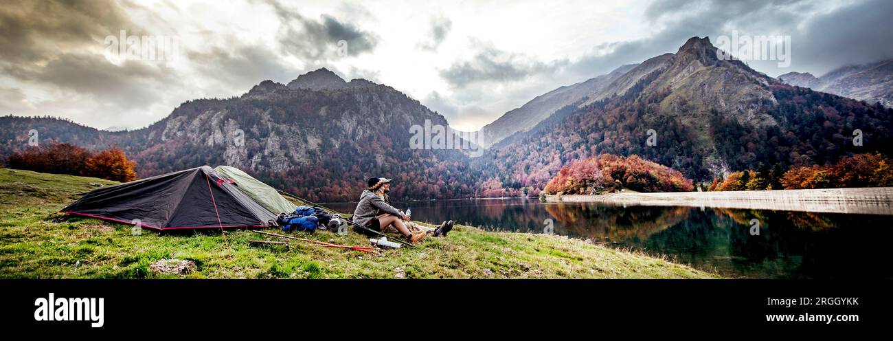 Junges Paar an Lager neben Bergen ruhen Stockfoto