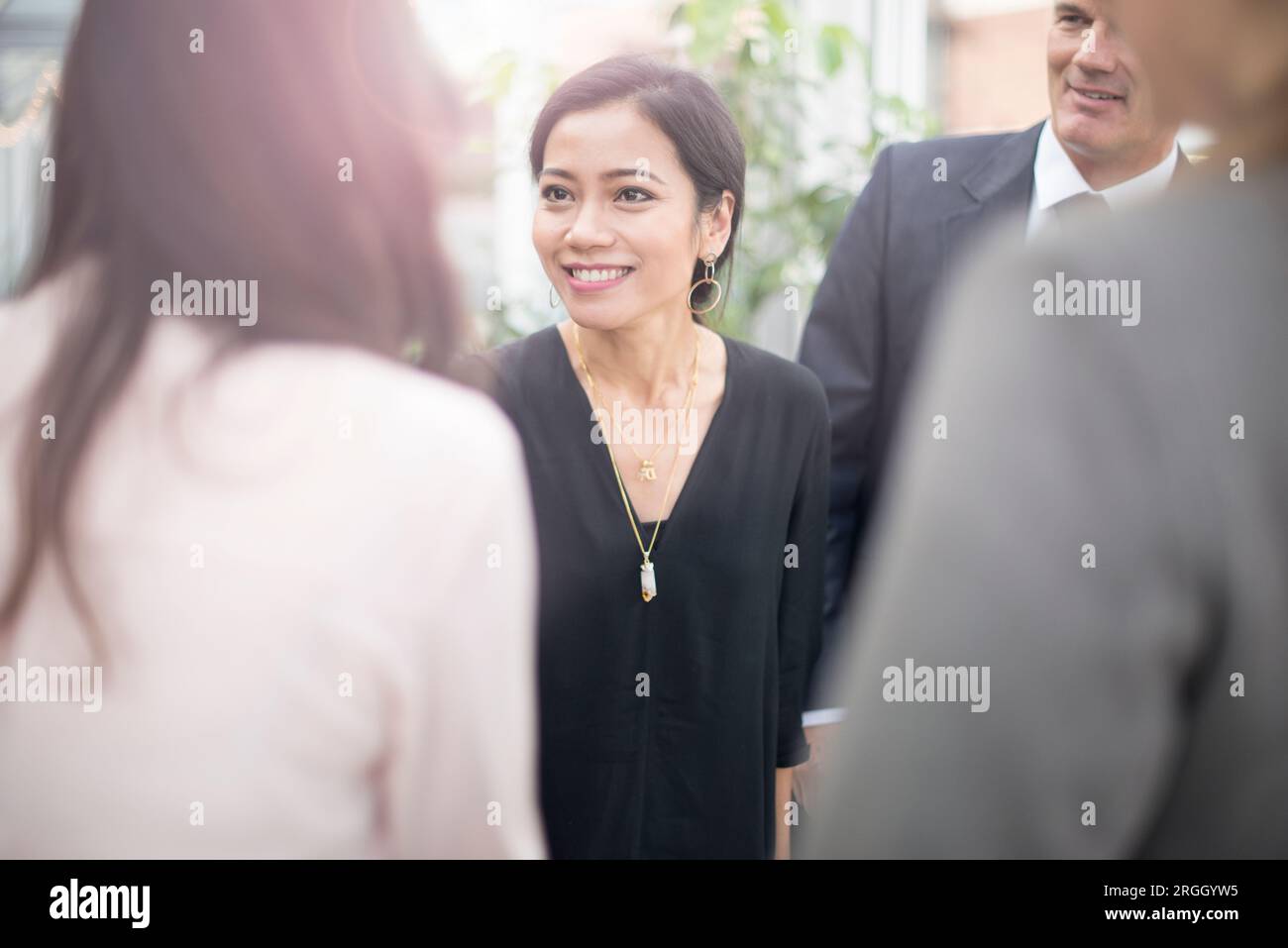 Geschäftsfrau während einer Besprechung lächelnd Stockfoto