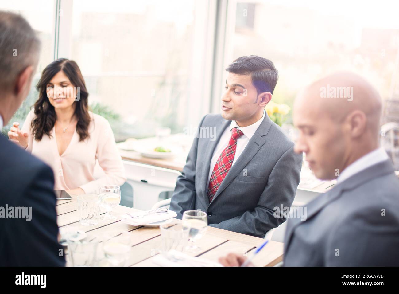 Geschäftsleute sprechen während der Restaurant Konferenz Stockfoto