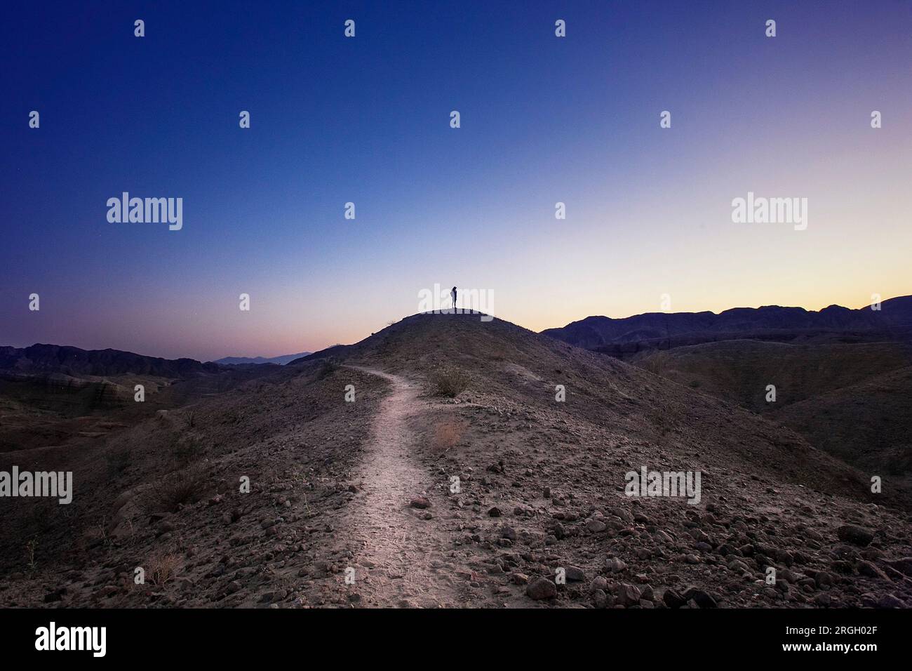 Über Berg Weg bei Sonnenuntergang Stockfoto