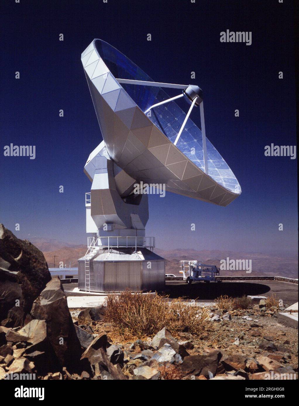 Riesiges Radioteleskop vor einem klaren blauen Himmel Stockfoto