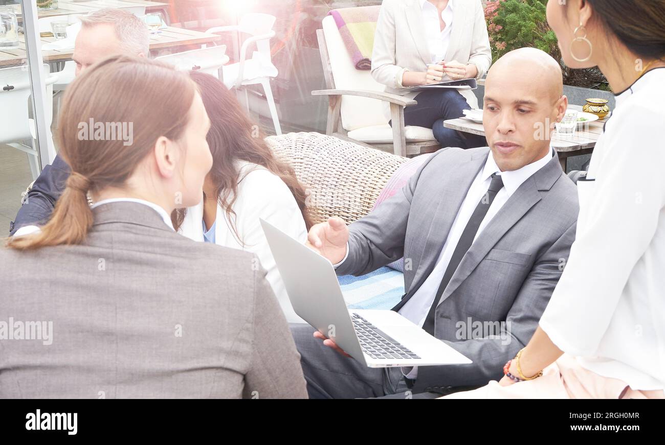 Geschäftsleute, die mit Laptop im Restaurant Konferenz Stockfoto