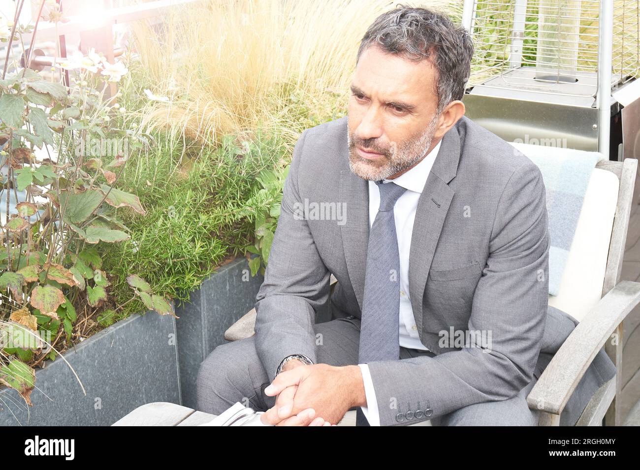 Unternehmer im Sessel im Restaurant sitzen Stockfoto