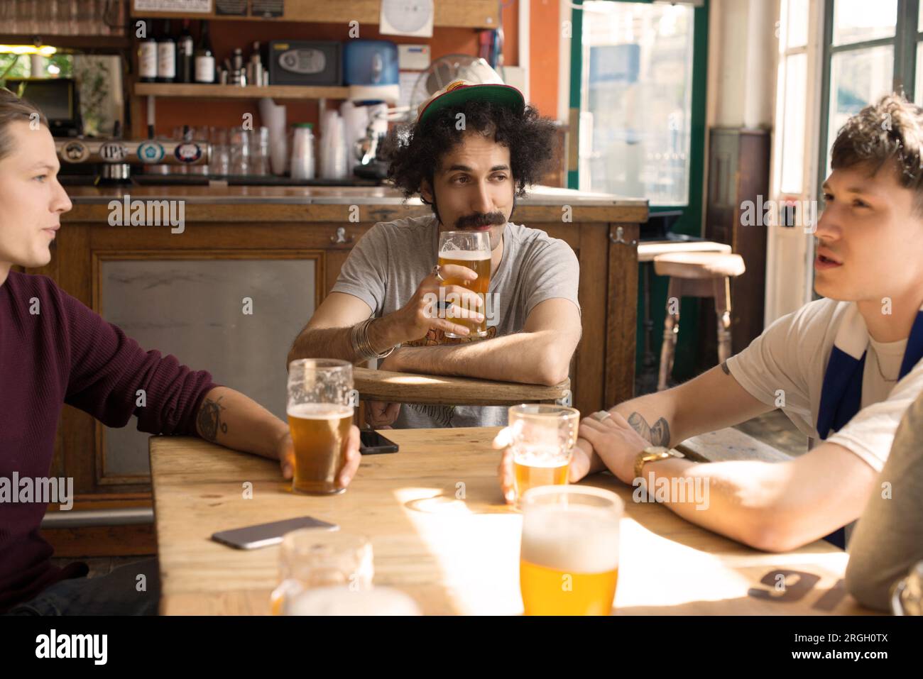 Freunde genießen Drinks an einer Bar Stockfoto