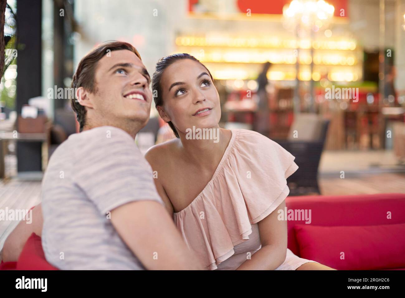 Junges Paar auf sofa Stockfoto