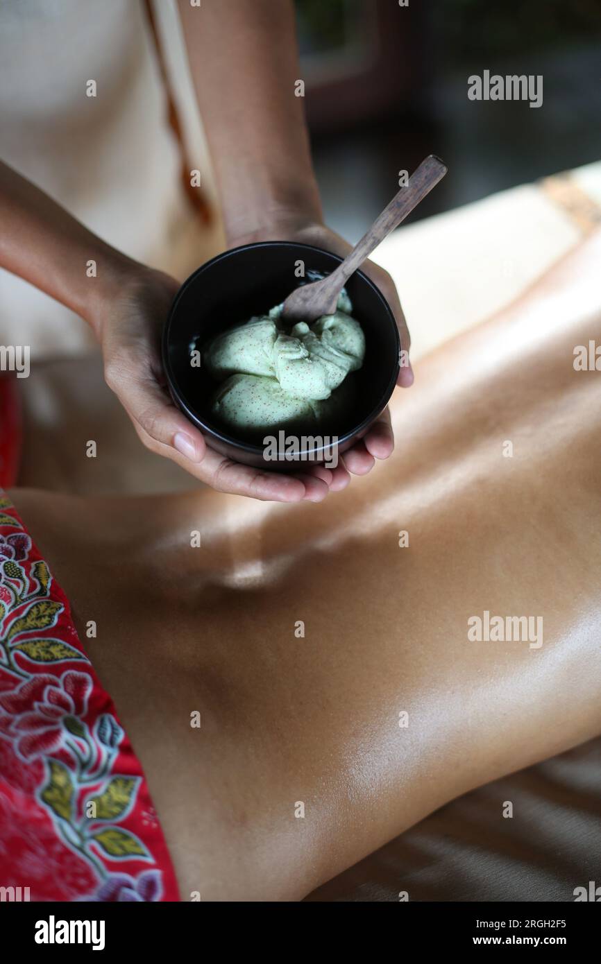 Person, die eine Schüssel mit grüner Substanz hält Stockfoto