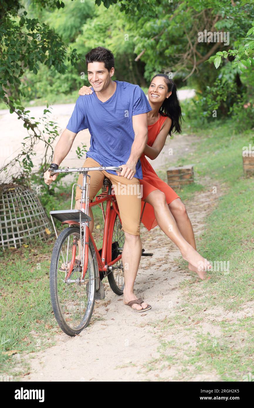 Junges Paar auf dem Fahrrad Stockfoto