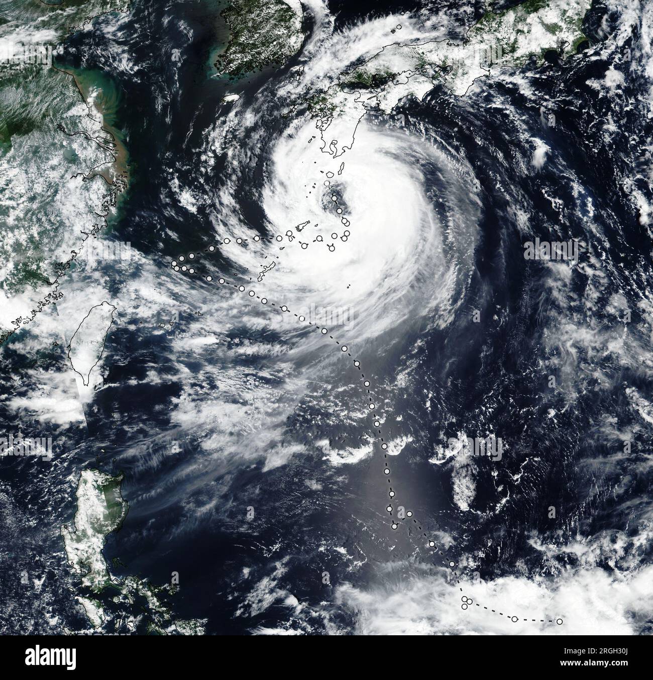 Korea. 8. Aug. 2023. Nachdem der tropische Zyklon Khanun einen Zickzack-Pfad gemeistert hatte, der zu den Ryukyu-Inseln Japans Wind und Regen brachte, begab er sich auf Kyushu und begann, in Richtung der koreanischen Halbinsel zu fahren. Die Visible Infrared Imaging Radiometer Suite (VIIRS) auf dem NOAA-NASA Suomi NPP-Satelliten hat dieses Bild von Khanun um 04:20 Universal Time erworben. Zu dieser Zeit zog der Sturm in den Nordwesten und hatte einen maximalen Dauerwind von 50 km/h. Der Weg des Sturms war das Ergebnis von Hochdrucksystemen in der Nähe von China und Südjapan, die den Sturm blockierten und verursachten Stockfoto