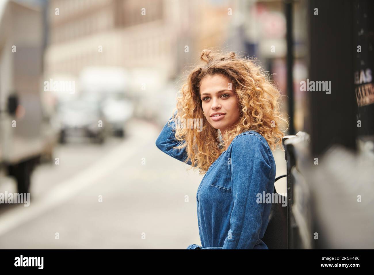 Junge Frau auf der Straße Stockfoto