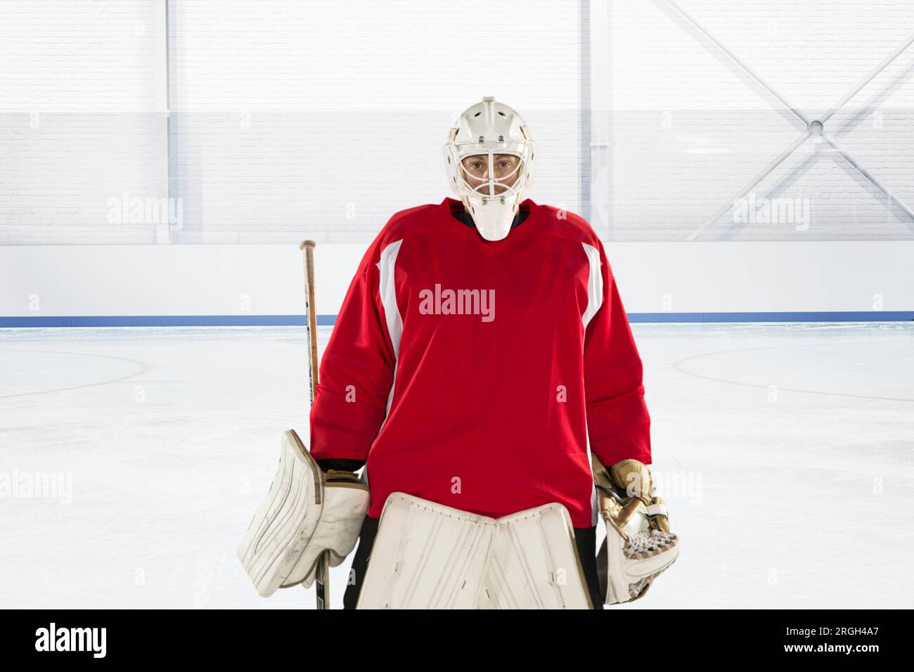 Porträt eines Eishockeytorhüters in roter Uniform Stockfoto