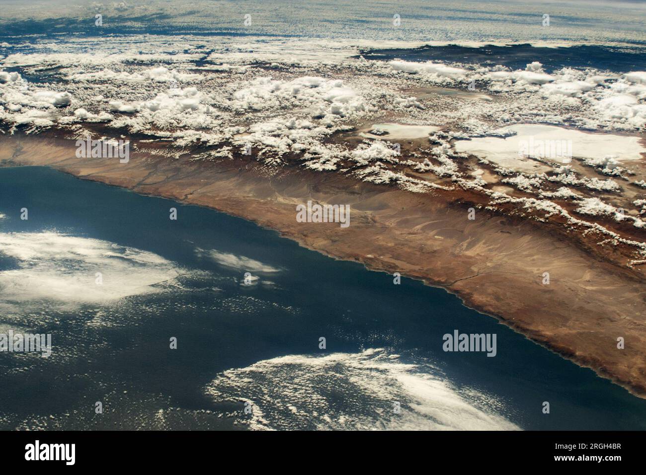 Chile. 28. März 2023. Dieses schräge Foto der chilenischen Anden in Südamerika wurde von einer externen High-Definition-Kamera (EHDC) auf der Internationalen Raumstation aufgenommen. Diese hohen Berge erreichen bis zu 22.840 Fuß über dem Meeresspiegel (Berg Aconcagua) und dienen als natürliche Grenze zwischen Chile, Argentinien und Bolivien. Die Gebirgskette der Anden verursacht einen Regenschatteneffekt, der zu minimalen Niederschlägen in der chilenischen Atacama-Region führt. Diese als Atacama-Wüste bekannte Gegend ist weithin als einer der trockensten Orte der Erde bekannt. Einige Bereiche des Atacama sind von rai berührt Stockfoto