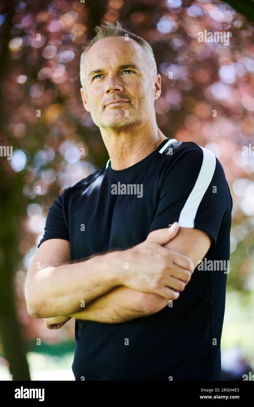 Porträt eines erwachsenen Mannes mit verschränkten Armen Stockfoto