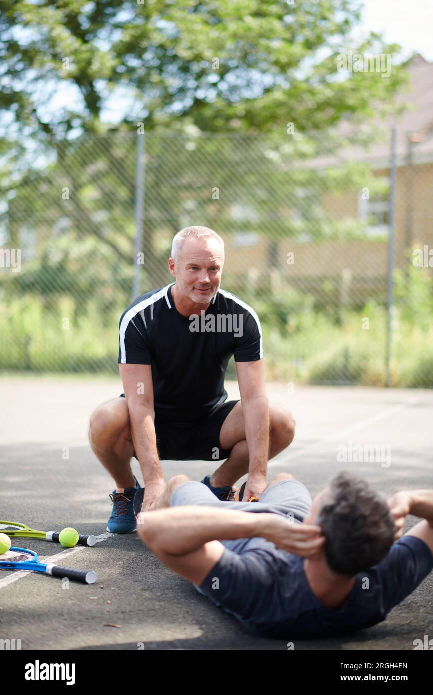Reifer Mann, der Sit-ups macht Stockfoto