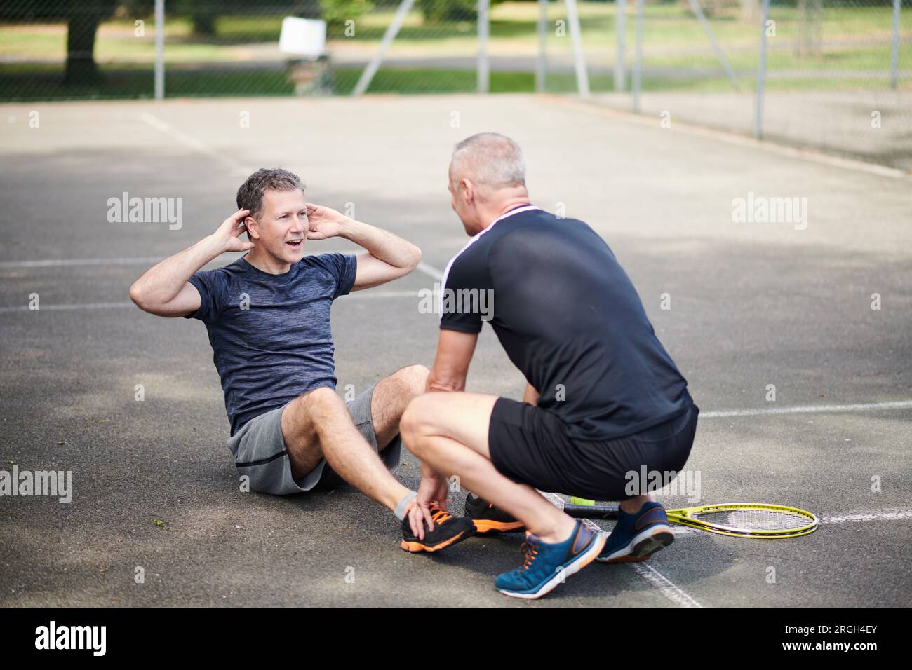 Reifer Mann, der Sit-ups macht Stockfoto