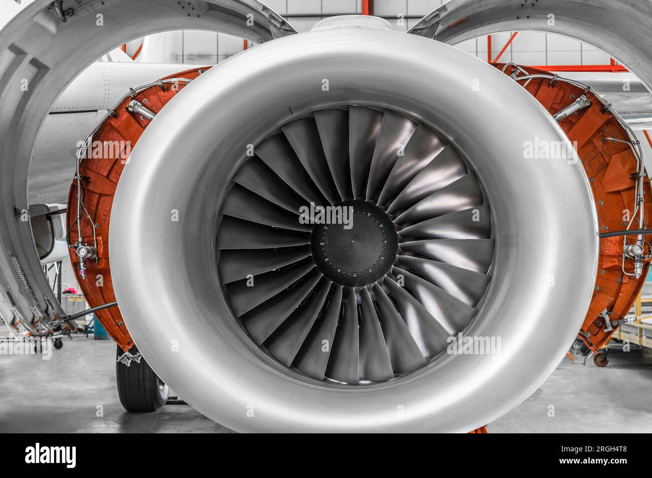 Flugzeugtriebwerk im Hangar öffnen Stockfoto