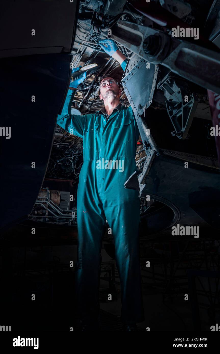 Ein Mann, der im Schatten im Flugzeug arbeitet Stockfoto