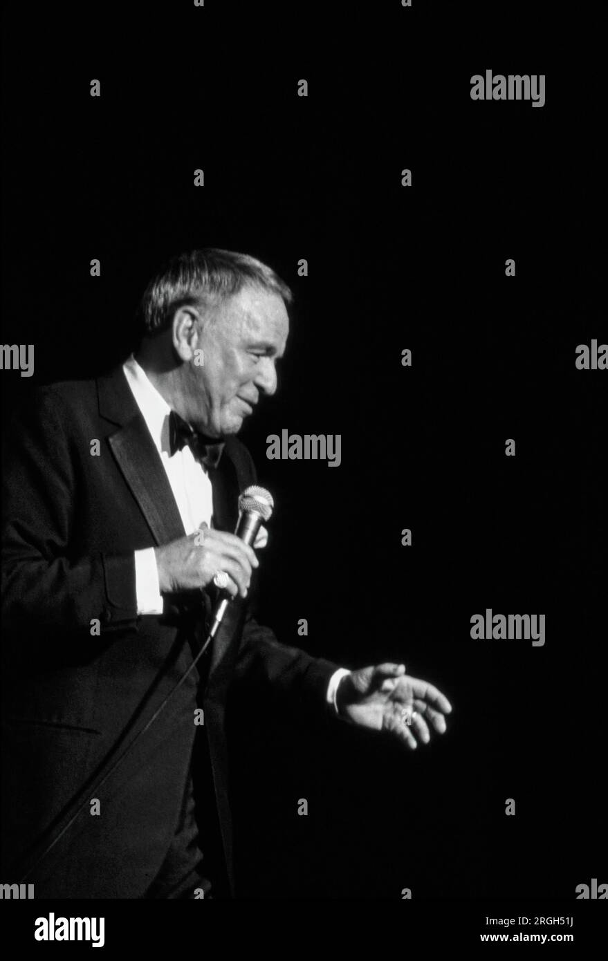 Frank Sinatra in Performance, 1982. Foto von Bernard Gotfryd . Francis Albert Sinatra war ein amerikanischer Sänger und Schauspieler. Er wird als einer der beliebtesten Entertainer der Mitte des 20. Jahrhunderts bezeichnet und später als „Ol“ Blue Eyes bezeichnet. Sinatra gehört mit einem geschätzten Umsatz von 150 Millionen Tonträgern zu den meistverkauften Musikkünstlern der Welt. Sinatra wurde von italienischen Einwanderern in Hoboken, New Jersey, geboren und begann seine musikalische Karriere in der Swing-Ära . Stockfoto