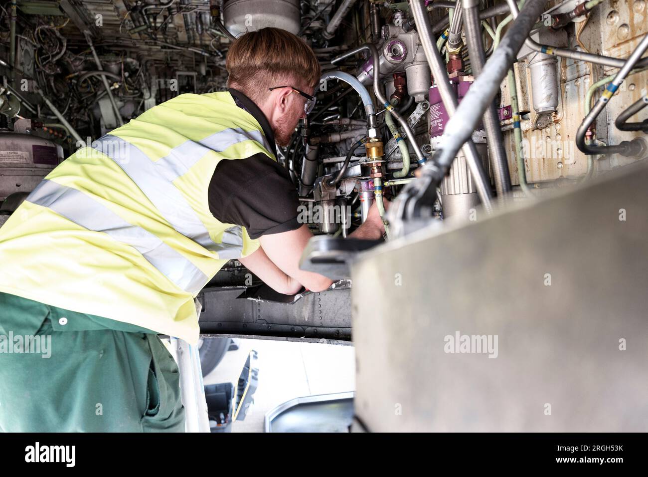 Ein Mann, der im Flugzeug arbeitet Stockfoto