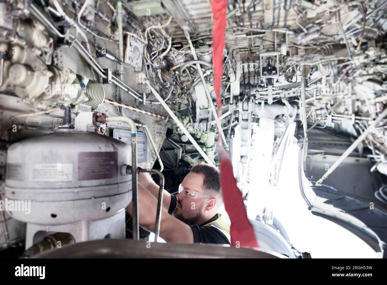 Ein Mann, der im Flugzeug arbeitet Stockfoto