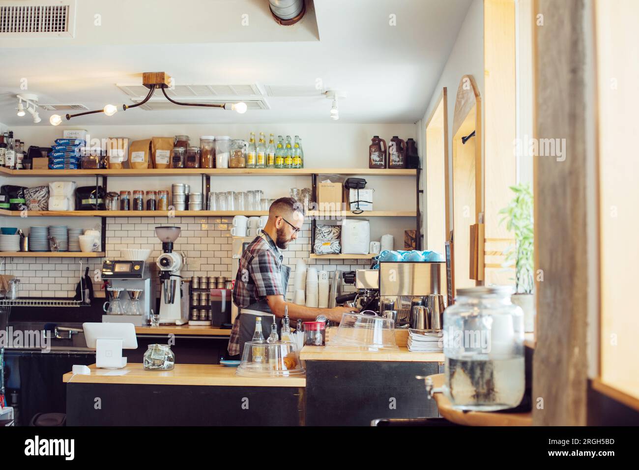 Man Kaffee im Cafe Stockfoto
