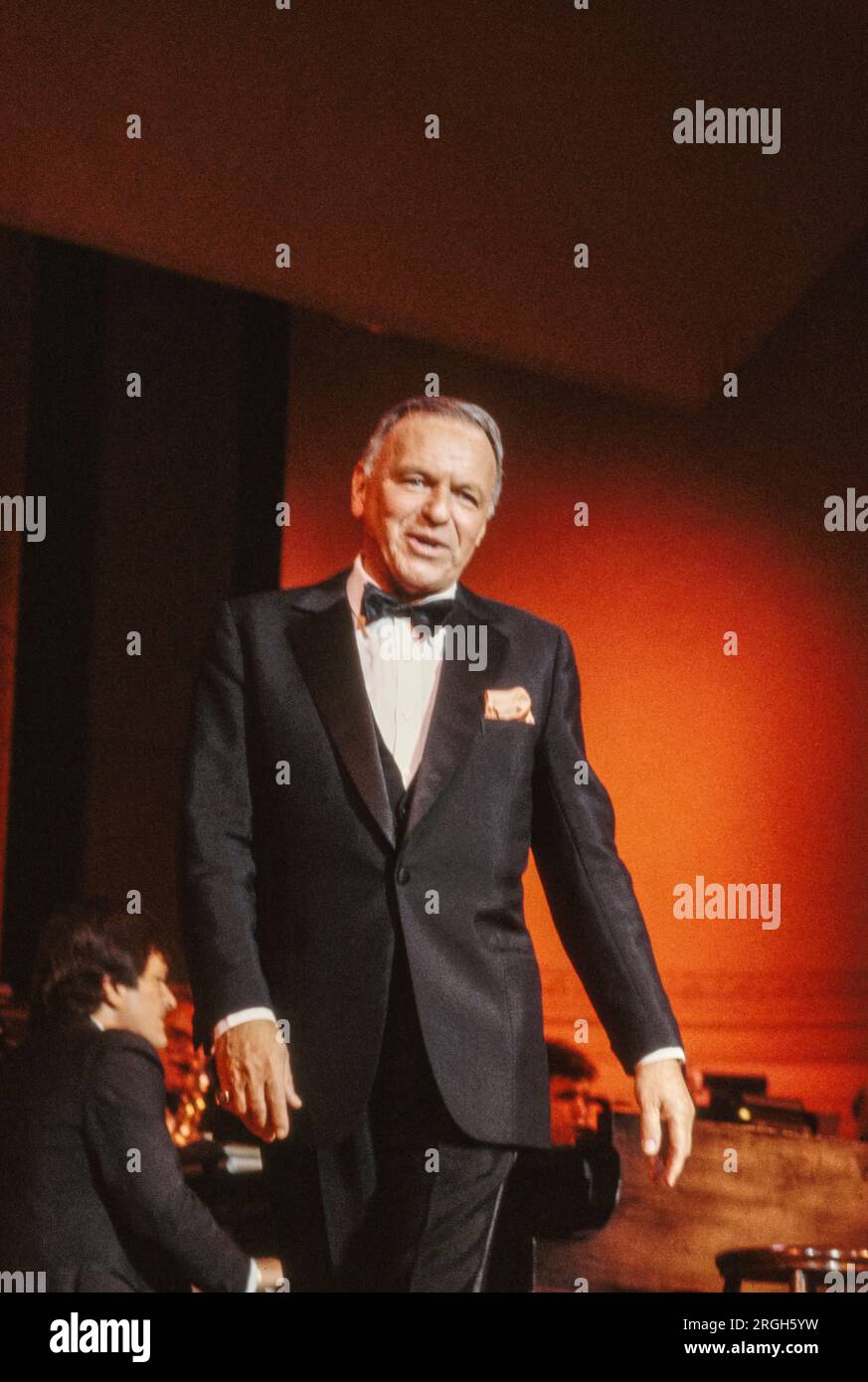 Frank Sinatra in Performance, 1982. Foto von Bernard Gotfryd . Francis Albert Sinatra war ein amerikanischer Sänger und Schauspieler. Er wird als einer der beliebtesten Entertainer der Mitte des 20. Jahrhunderts bezeichnet und später als „Ol“ Blue Eyes bezeichnet. Sinatra gehört mit einem geschätzten Umsatz von 150 Millionen Tonträgern zu den meistverkauften Musikkünstlern der Welt. Sinatra wurde von italienischen Einwanderern in Hoboken, New Jersey, geboren und begann seine musikalische Karriere in der Swing-Ära . Stockfoto