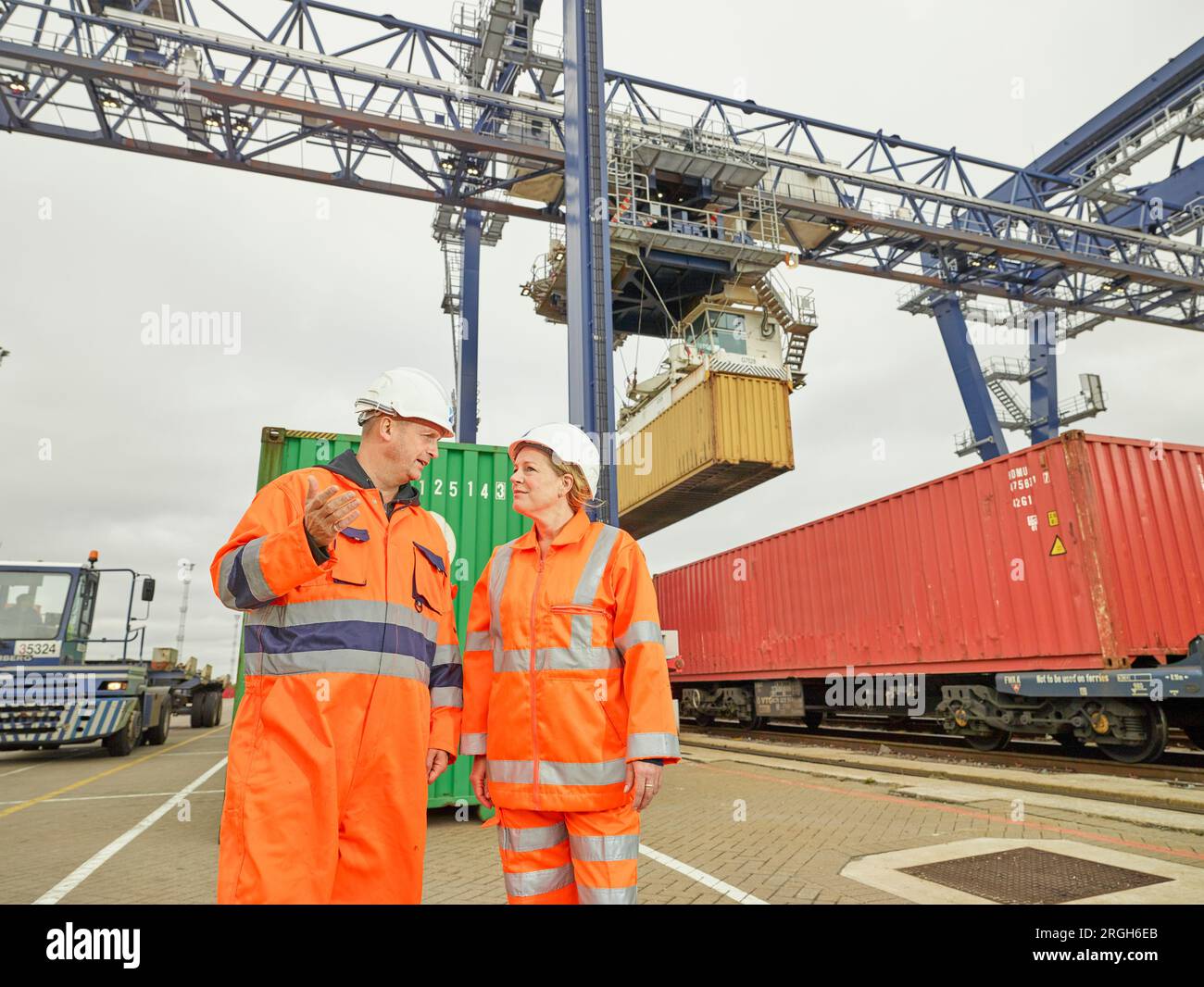 Hafenarbeiter sprechen von Gleisanlagen im Hafen von Felixstowe, England Stockfoto