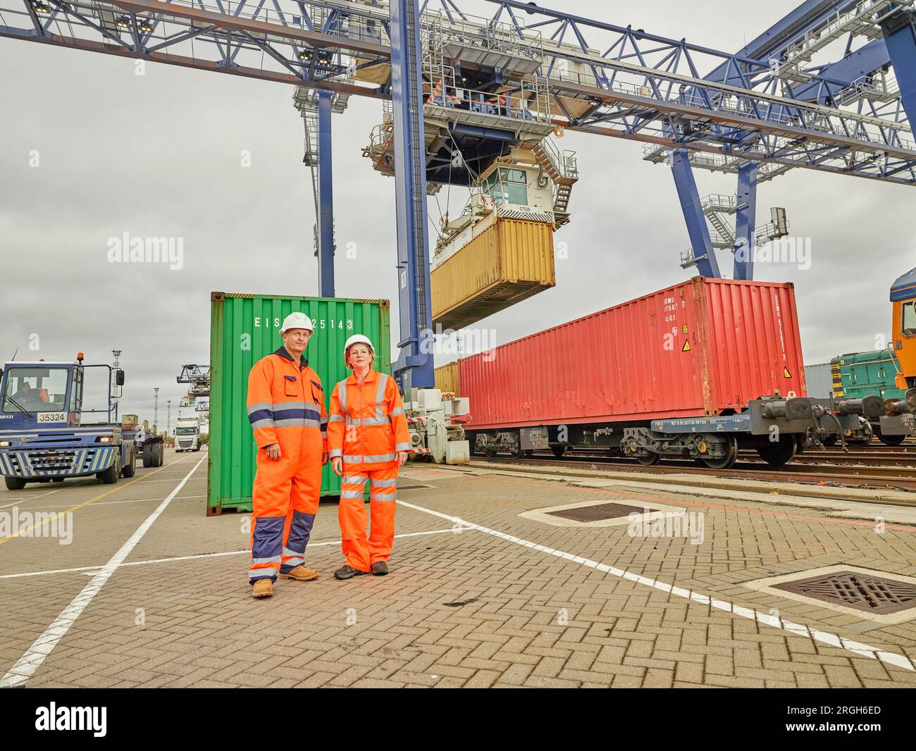 Hafenarbeiter von Gleisanlagen im Hafen von Felixstowe, England Stockfoto
