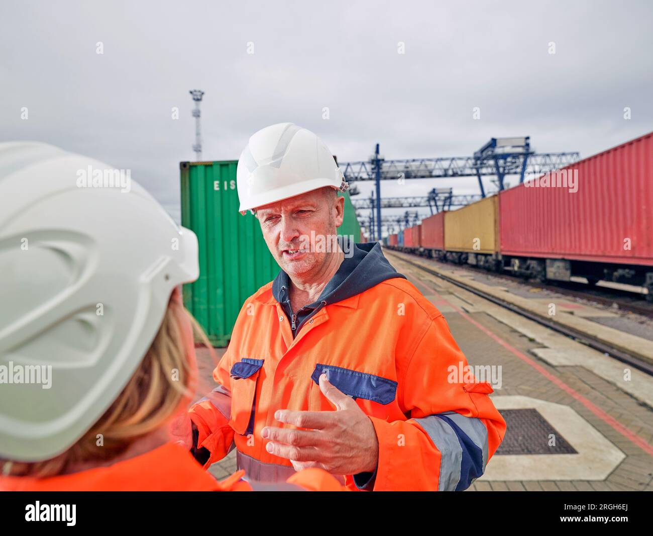 Hafenarbeiter sprechen von Cargo train Stockfoto