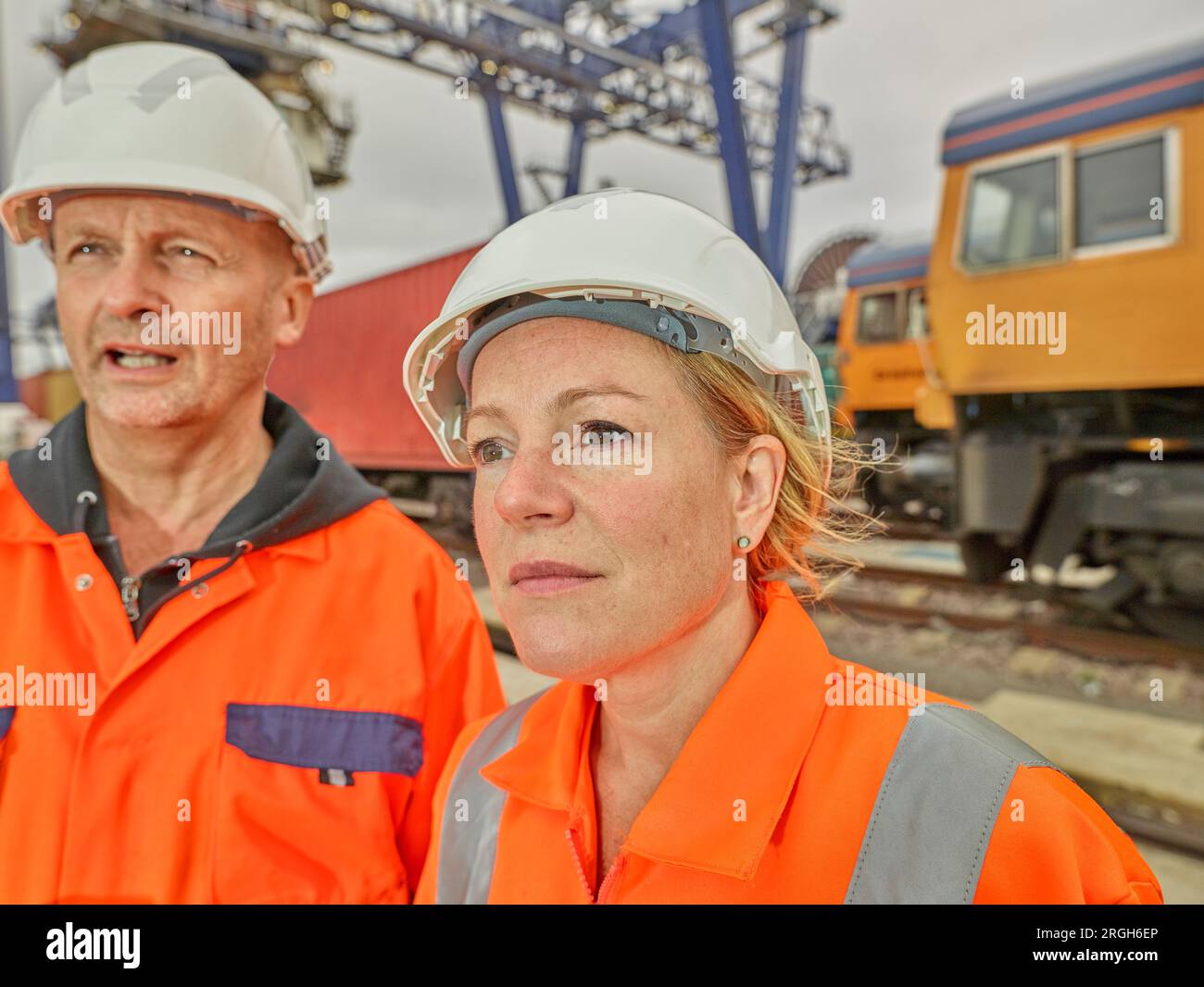 Hafenarbeiter durch cargo Train Stockfoto