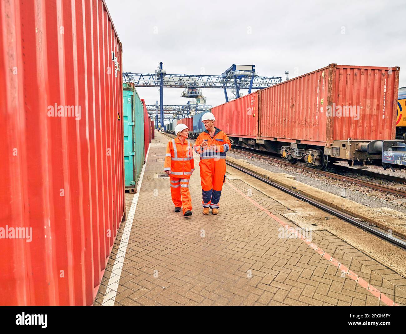 Hafenarbeiter durch cargo Train Stockfoto