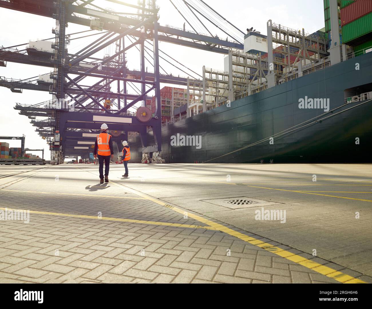 Hafenarbeiter neben Frachter im Hafen von Felixstowe, England Stockfoto