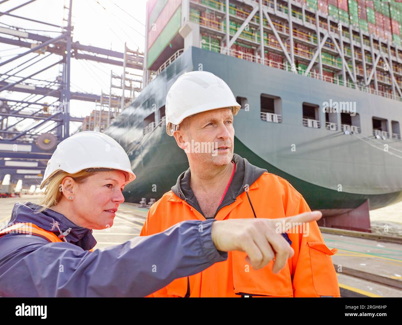 Hafenarbeiter durch Frachter im Hafen von Felixstowe, England Stockfoto