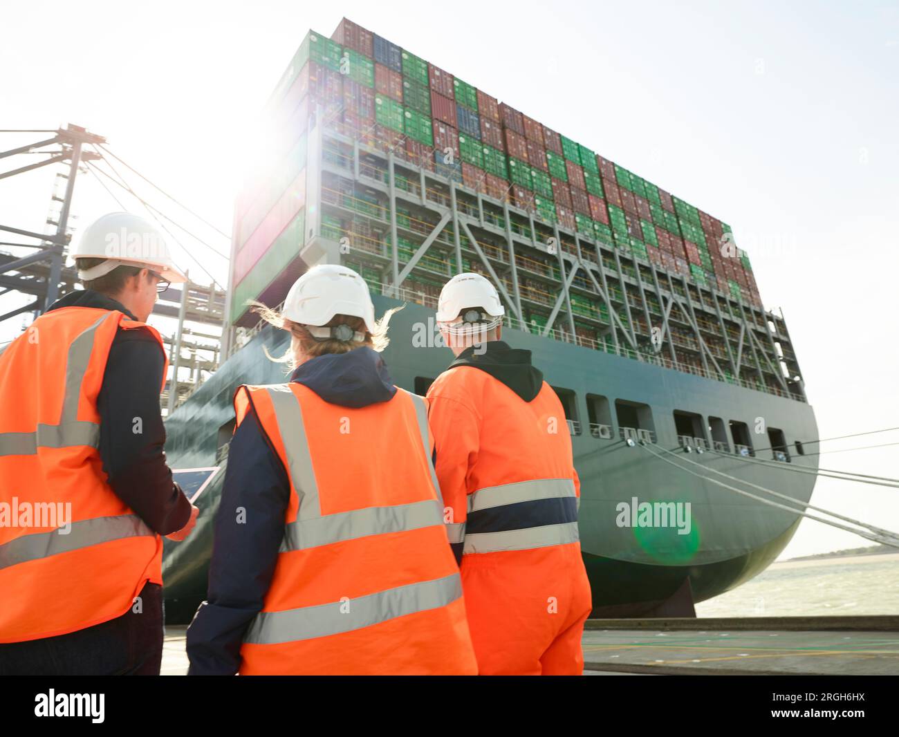 Hafenarbeiter durch Frachter im Hafen von Felixstowe, England Stockfoto