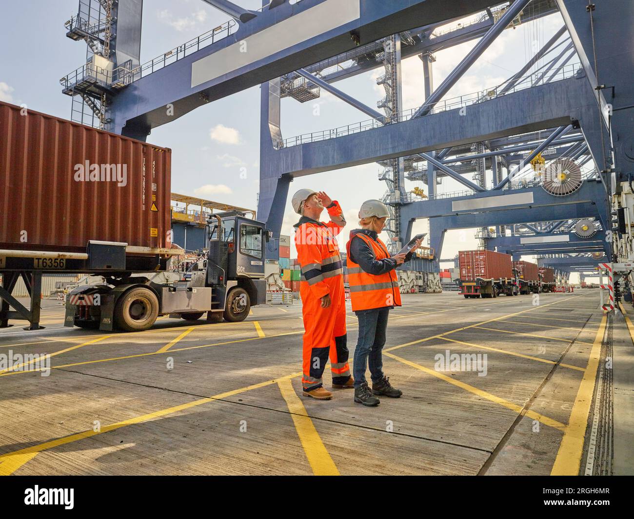 Hafenarbeiter mit Tablet-PCS am Hafen von Felixstowe, England Stockfoto