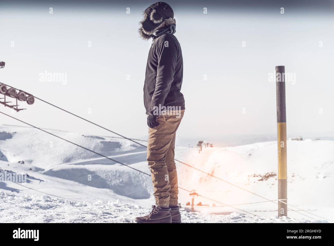 Mann in ushanka bei Ski Gebiet in Spanien Stockfoto