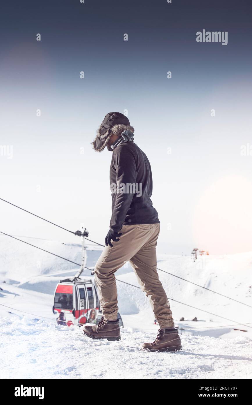 Mann in ushanka bei Ski Gebiet in Spanien Stockfoto