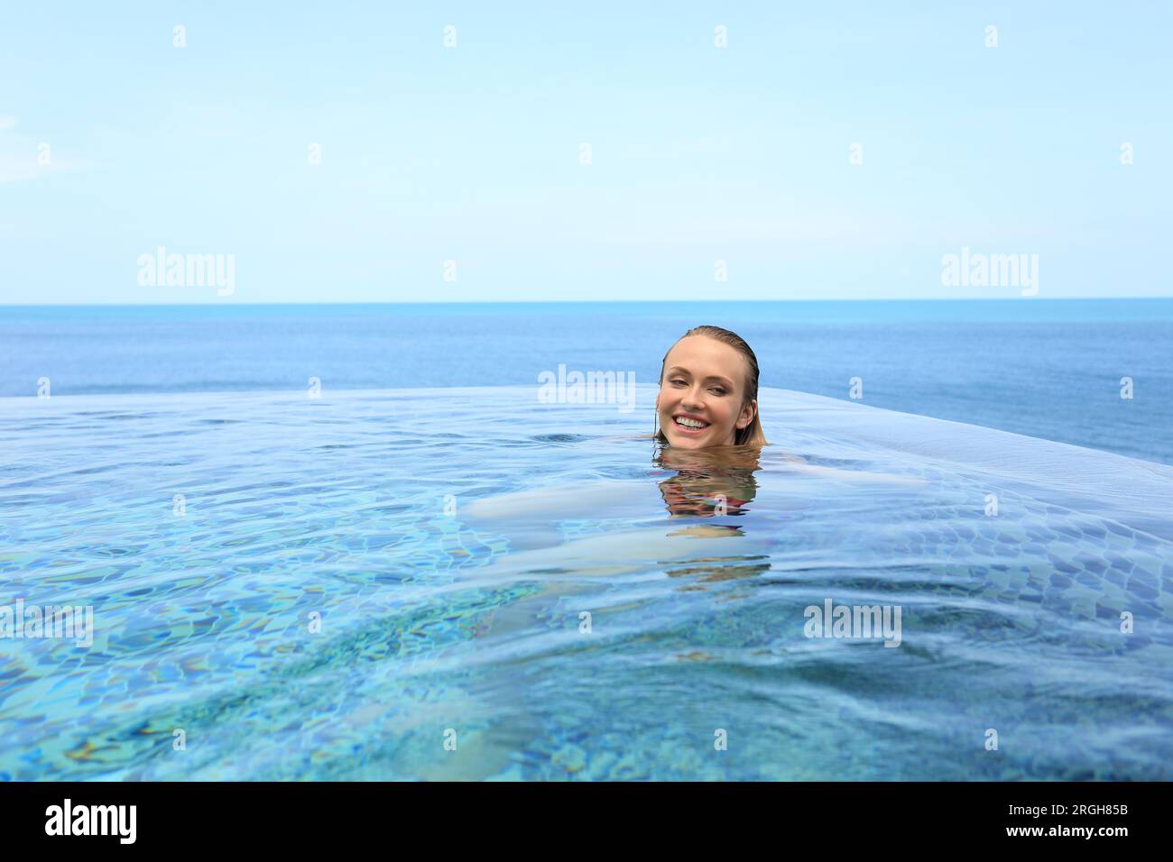 Junge Frau im Schwimmbad auf dem Seeweg Stockfoto