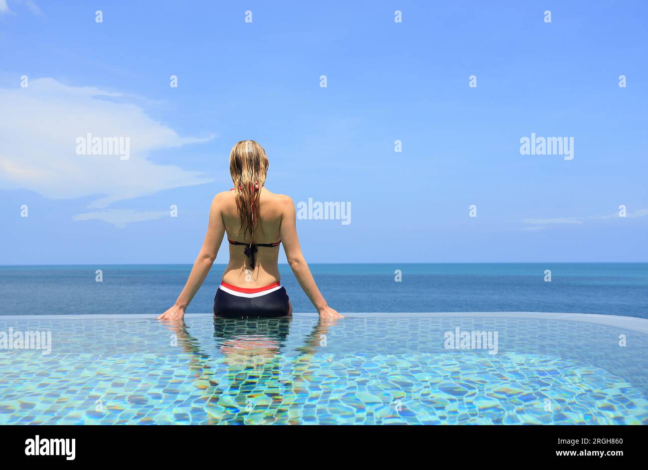 Junge Frau im Schwimmbad auf dem Seeweg Stockfoto