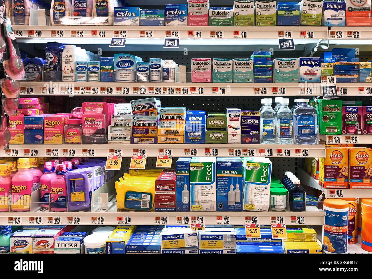 Apothekenregal mit frei verkäuflichen Medikamenten. Stockfoto