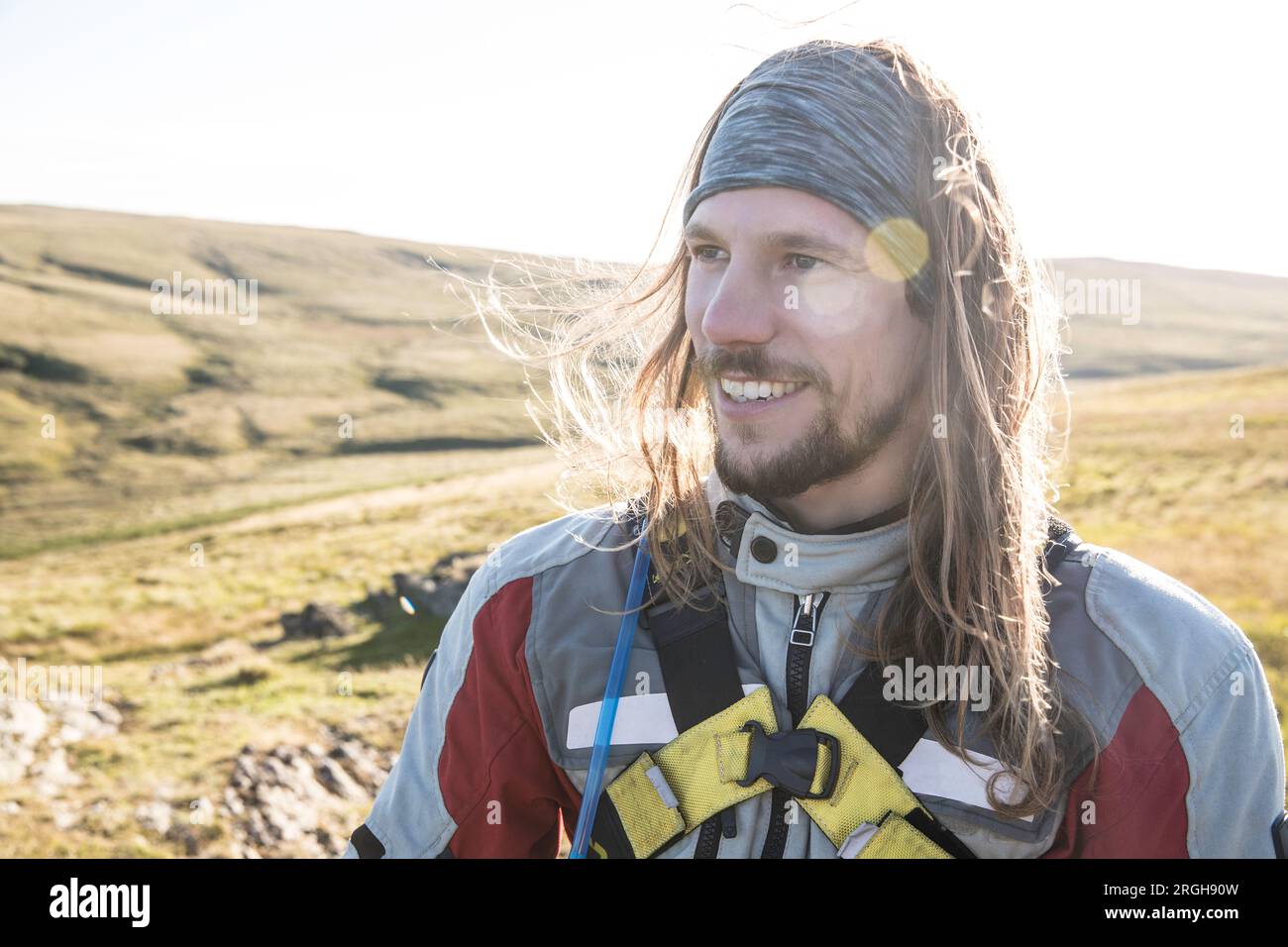 Portrait der junge Mann lächelnd im Feld Stockfoto