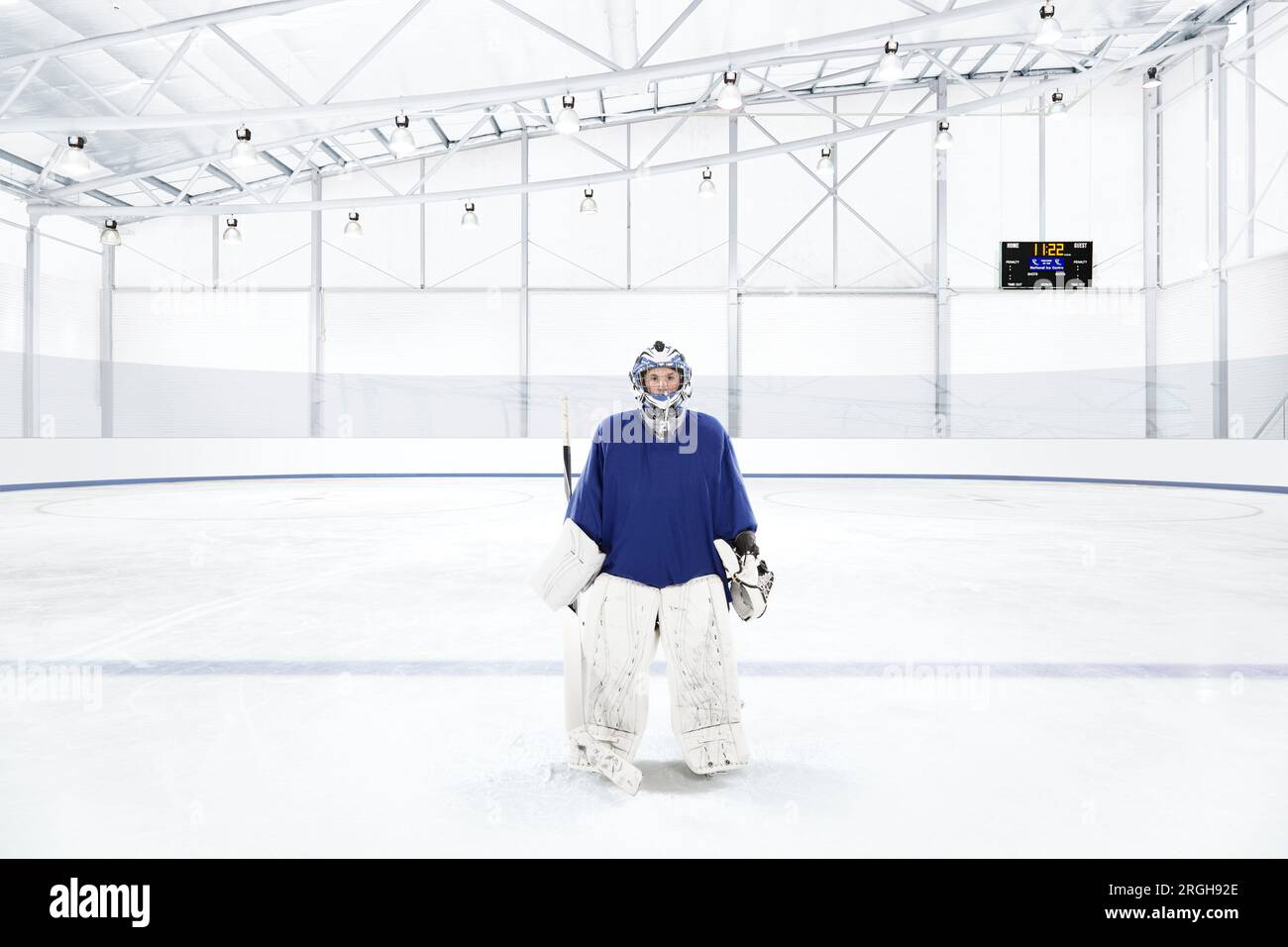 Eishockey Torwart trägt eine blaue Uniform an eine Eisbahn Stockfoto