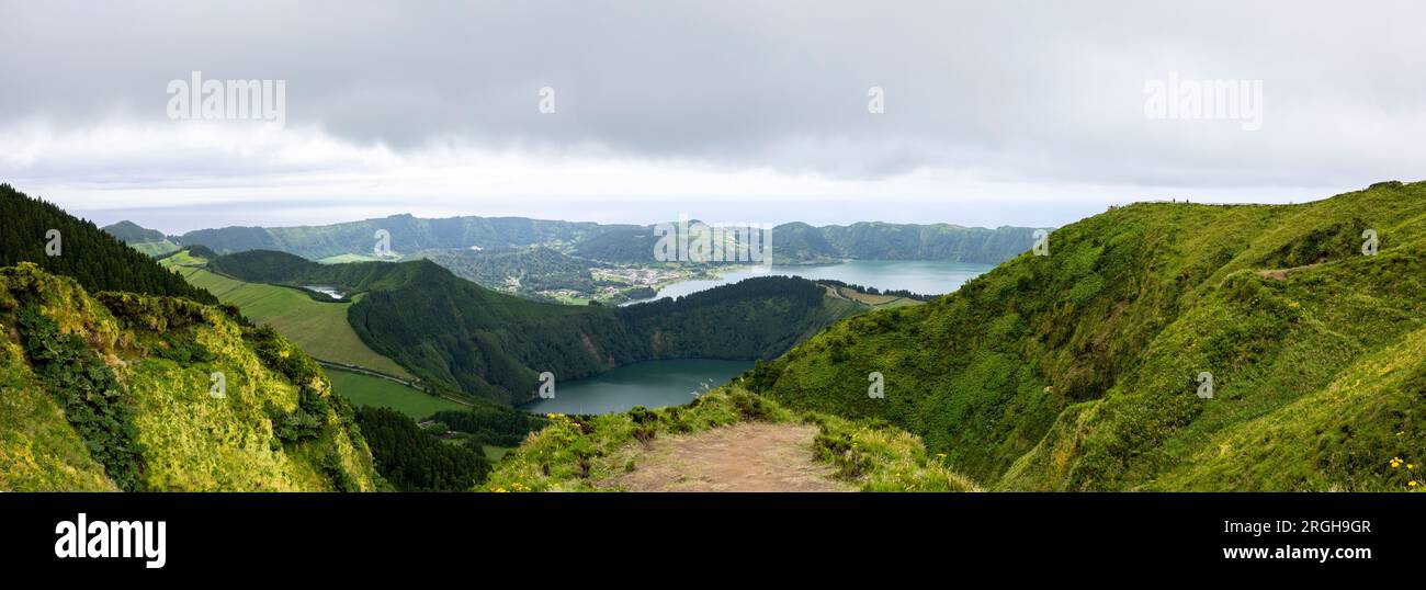 Panoramablick auf die Twin Lakes von Sete Cidades vom Aussichtspunkt Boca do Inferno auf der Insel Sao Miguel, Azoren, Portugal Stockfoto