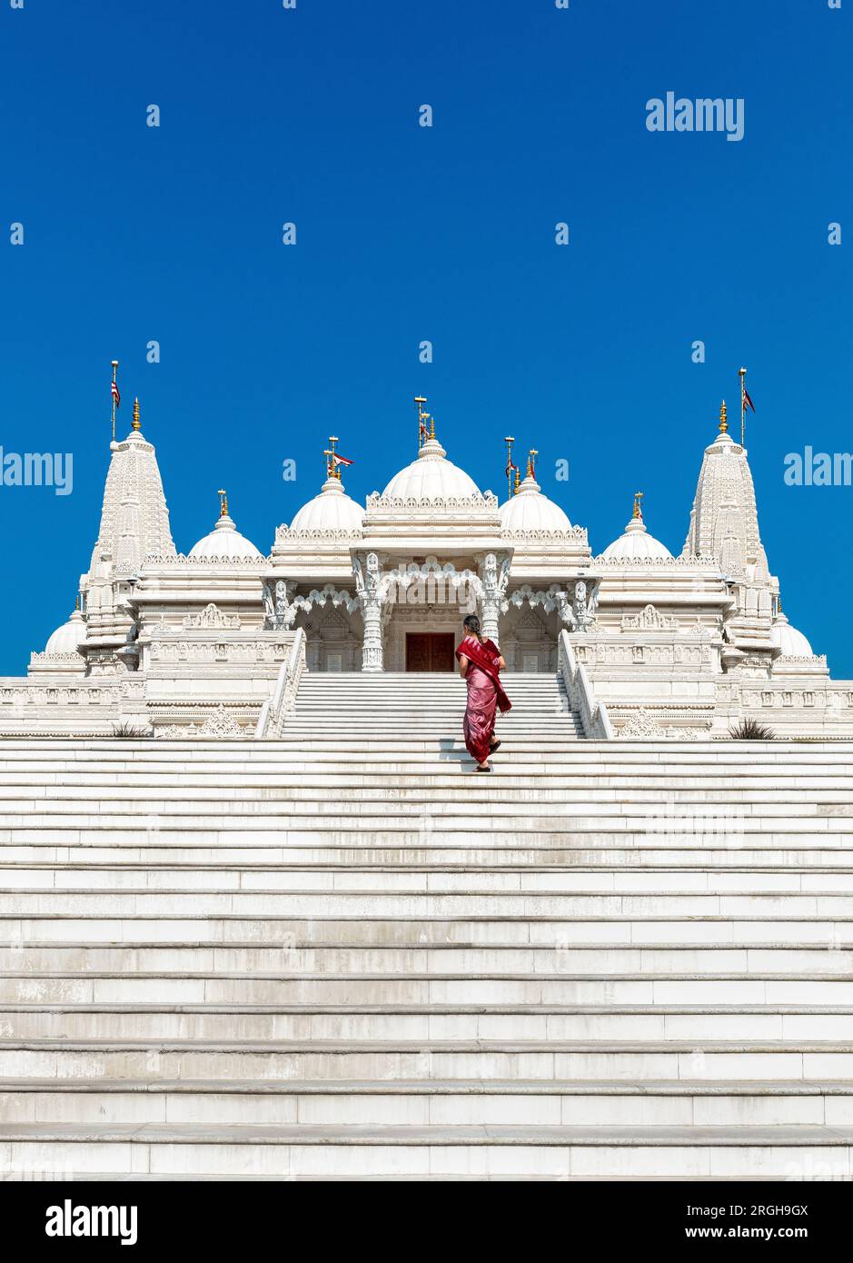 Hindu Woman zeigt die Schritte des Mandir, Atlanta, Georgia, USA. Stockfoto