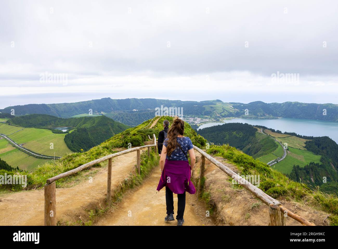 Landschaftsblick auf die zwei Seen von Sete Cidades vom Aussichtspunkt Boca do Inferno auf der Insel Sao Miguel, Azoren, Portugal Stockfoto