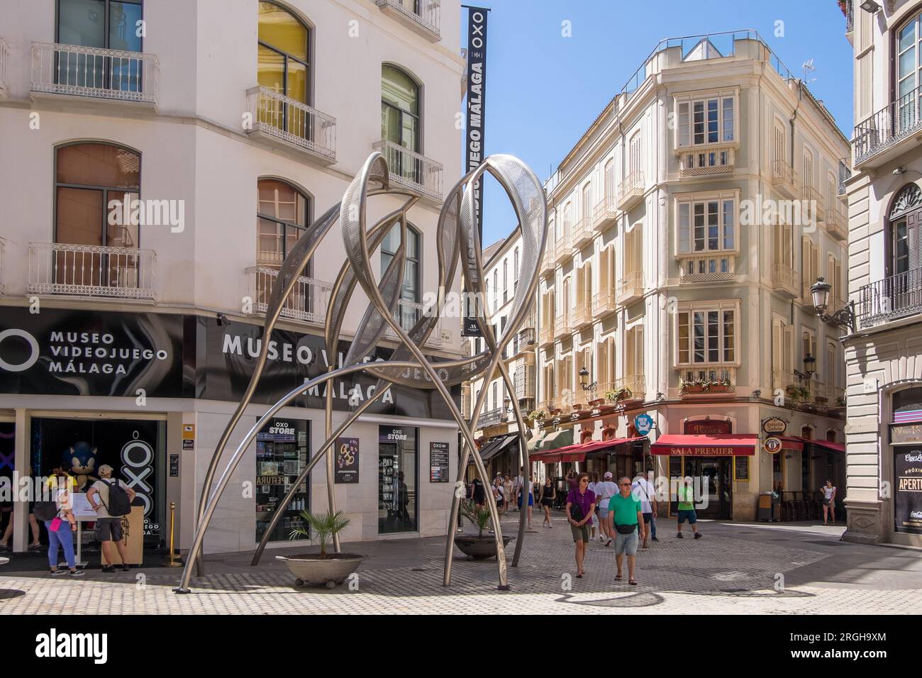 Fußgängerzonen und Skulpturen im städtischen Zentrum der Stadt Malaga Stockfoto